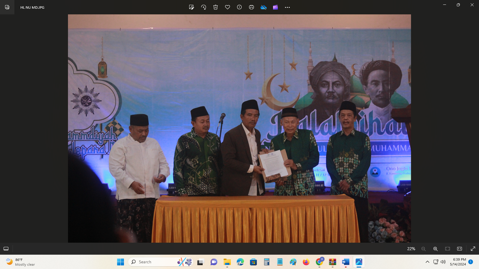 PERSATUAN: Ketua PD Muhammdiyah KH Fakhrurrazi dan Ketua PCNU Jepara KH Charis Rahman menyerahkan berkas komitmen bersama kepada para pejabat kemarin. (MOH. NUR SYAHRI MUHARROM/RADAR KUDUS)