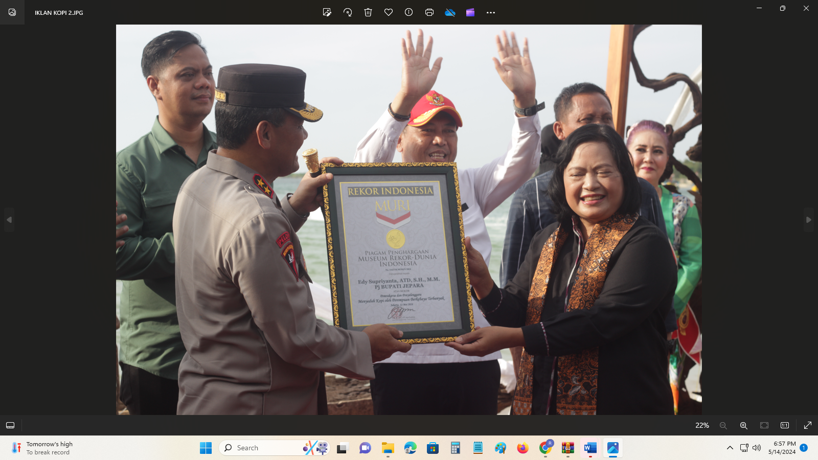 PENGHARGAAN: Pemberian penghargaan Muri. (SYAHRI MUHARROM/RADARKUDUS)