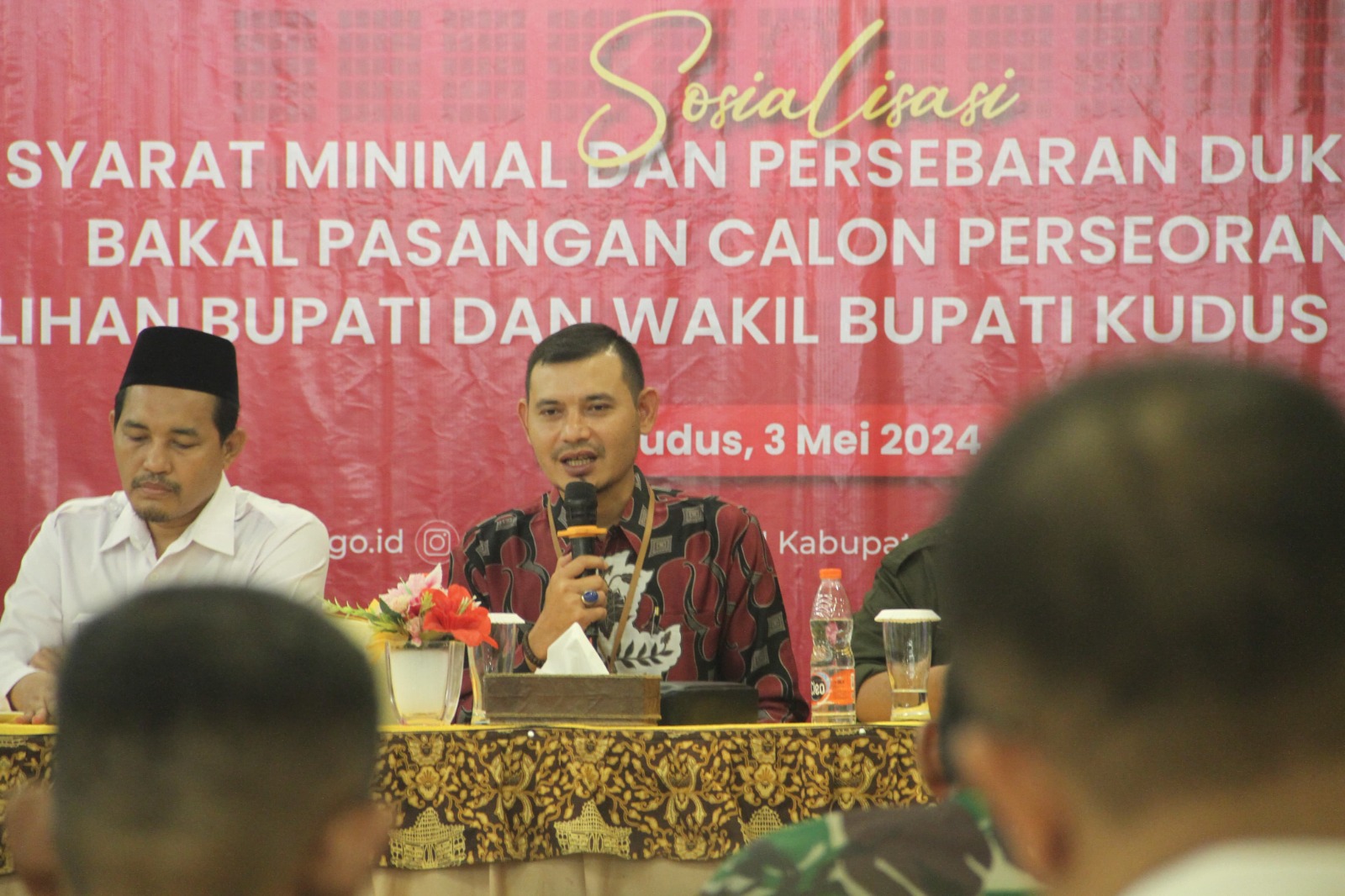 GALIH ERLAMBANG W/ Radar Kudus BELUM ADA PEMINAT: Ketua KPU Kudus Ahmad Amir Faisol menjelaskan tata cara pendaftaran cabup dan cawabup jalur independen.