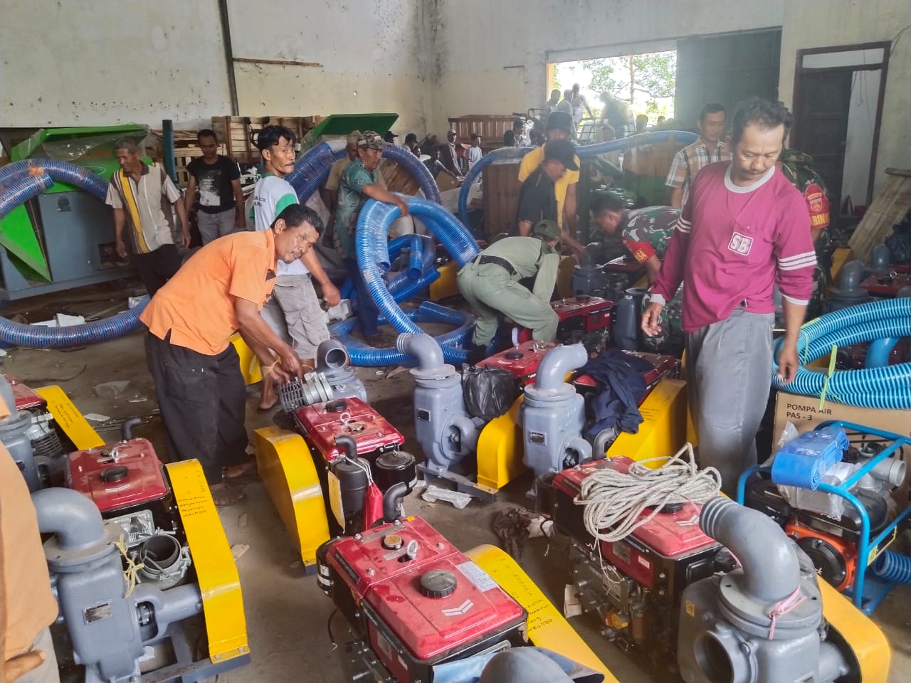 PERCEPATAN TANAM: Penyaluran bantuan pompa untuk poktan di Balai Penyuluh Pertanian Kecamatan Undaan, Kudus kemarin. (SEKARWATI / RADAR KUDUS)