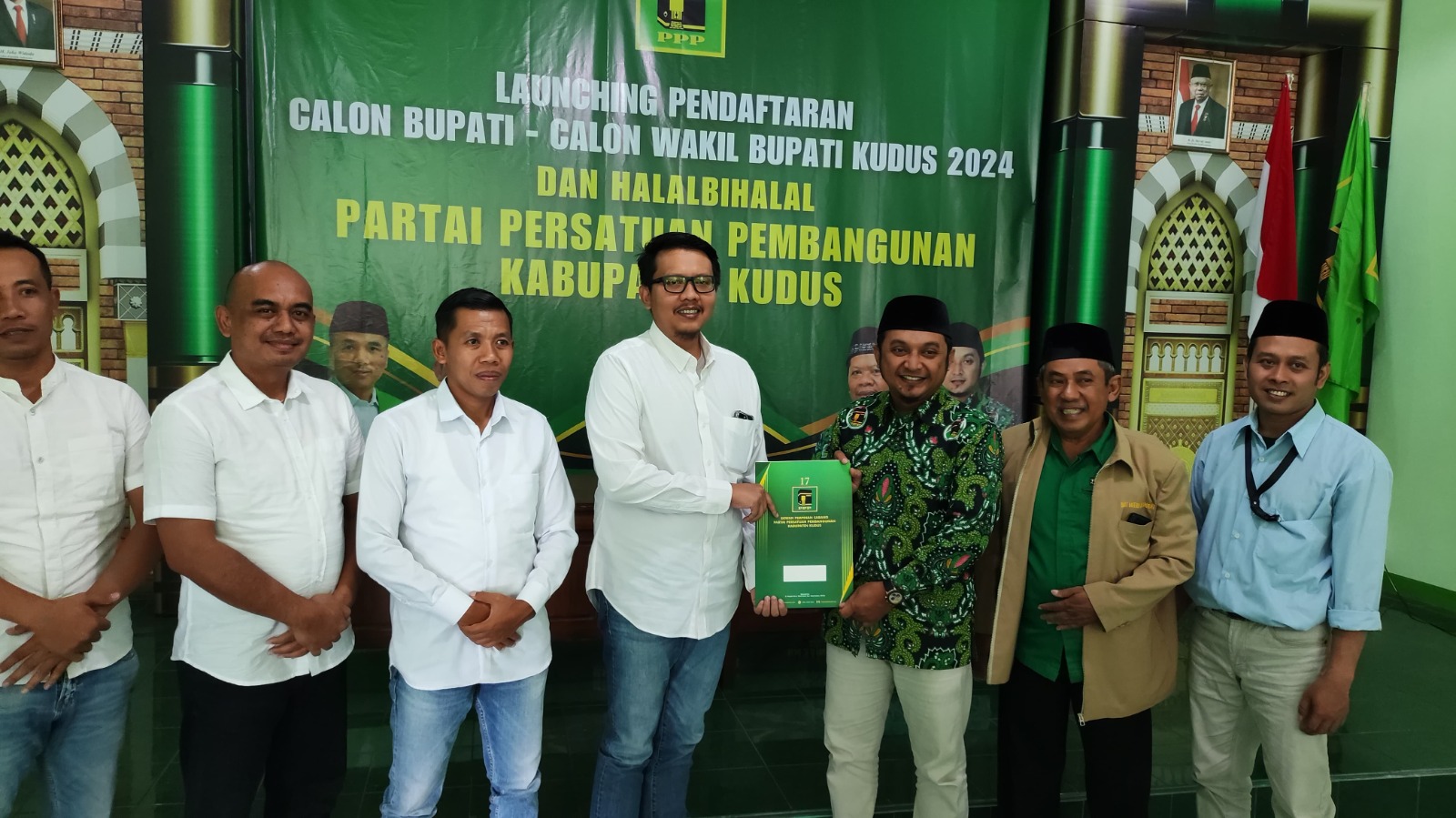 NIAT SERIUS: Imam Baikuni menyerahkan berkas pendaftaran Bacabup dan Bacawabup ke Sekretaris PPP Fatchul Munif kemarin.  ( GALIH ERLAMBANG W/ Radar Kudus)  &nbsp;