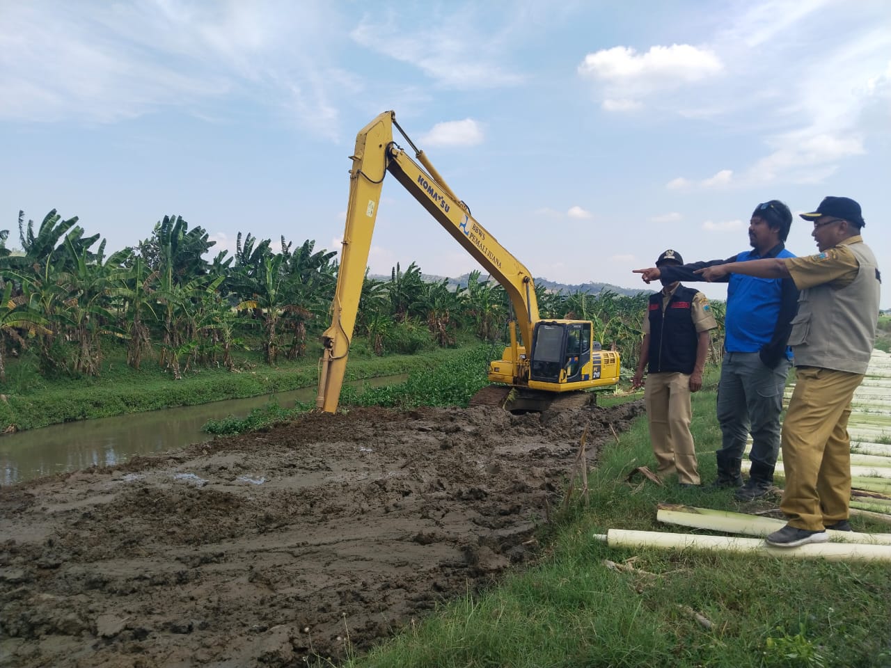 PENANGANAN BANJIR: Eskavator BBWS Pemali Juana mengeruk sedimentasi di Sungai Londo, Desa Wonosoco, Kecamatan Undaan, Kudus kemarin. (SEKARWATI / RADAR KUDUS)