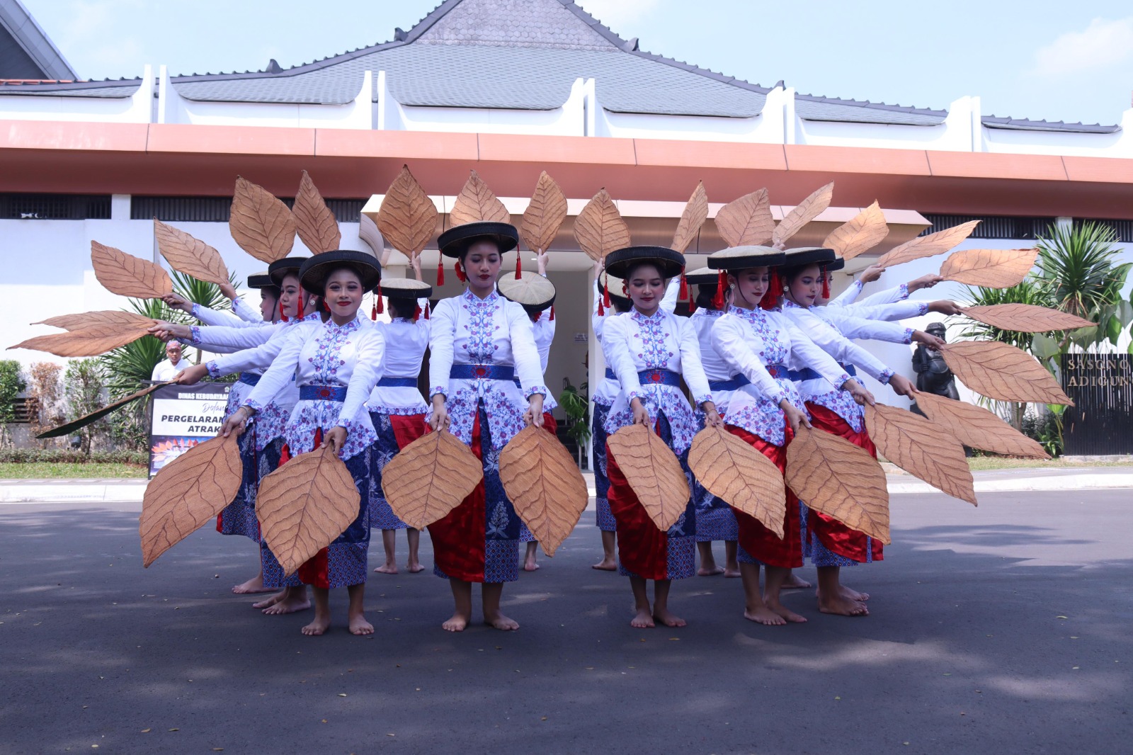 DISBUDPAR UNTUK RADAR KUDUS  DOLANAN: Dolanan dakon yang dimainkan anak-anak ikut tampil dalam Pentas Duta Seni di TMII di Jakarta baru-baru ini  &nbsp;