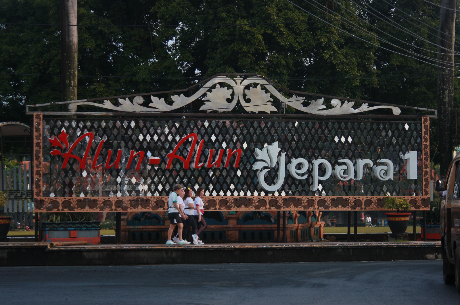 WAJAH BARU: Masyarakat jogging pagi di Alun-Alun 1 Jepara. (MOH. NUR SYAHRI MUHARROM/RADAR KUDUS)