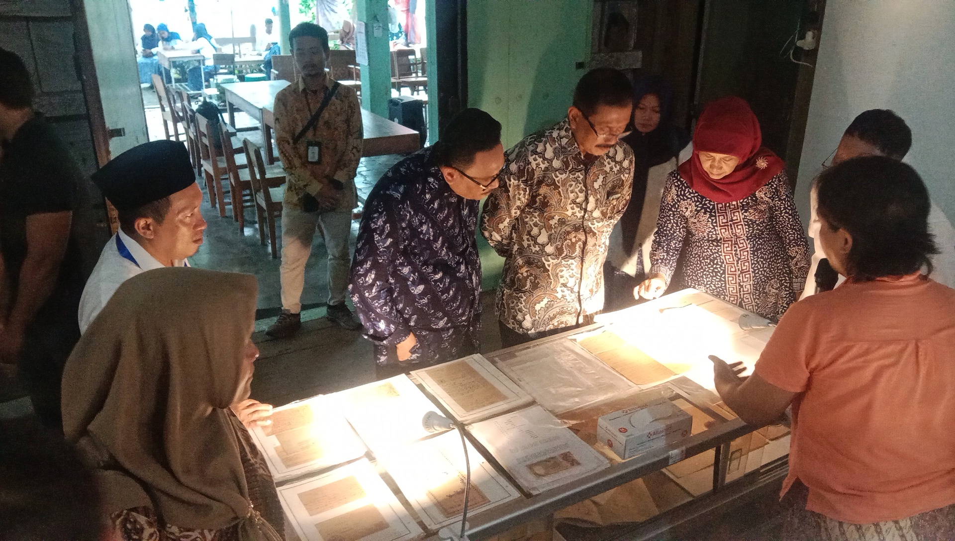 TELITI: Tim ANRI melihat arsip-arsip tentang Batik Tulis Lasem di Museum Nyah Lasem beberapa waktu lalu. (VACHRI RINALDY L/RADAR KUDUS)