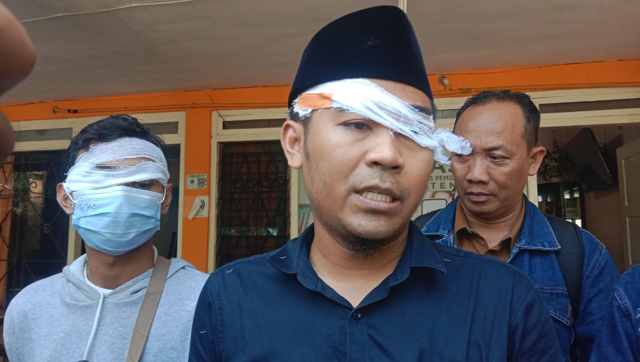 TUTUP MATA SEBELAH: Aksi protes terhadap Bawaslu Pati soal rekrutmen Panwas Kecamatan di depan kantor Bawaslu Pati kemarin. (ACHMAD ULIL ALBAB/RADAR KUDUS)