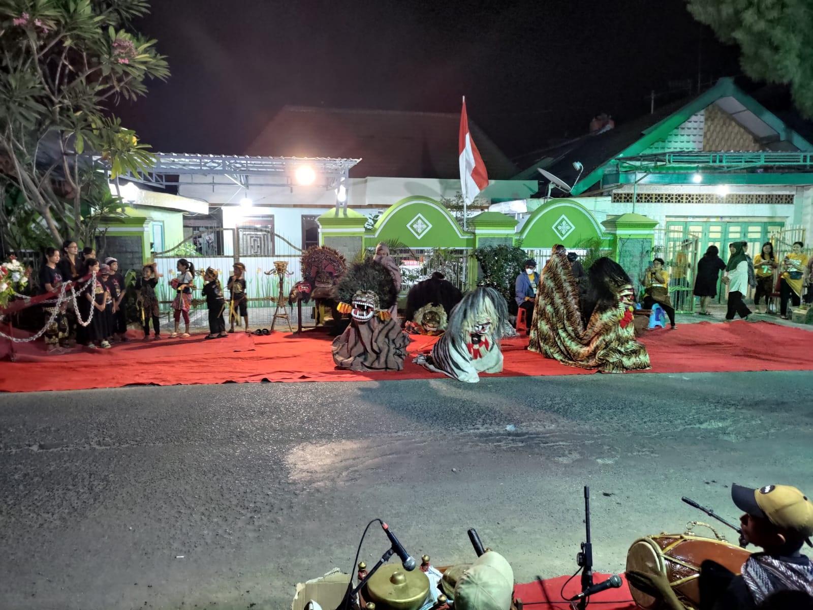 HAMPIR PUNAH: Macan loreng bergeliat di pertunjukan rutinan di Desa/Kecamatan Gabus, Pati, baru-baru ini. (ANDRE FAIDHIL FALAH/RADAR KUDUS)