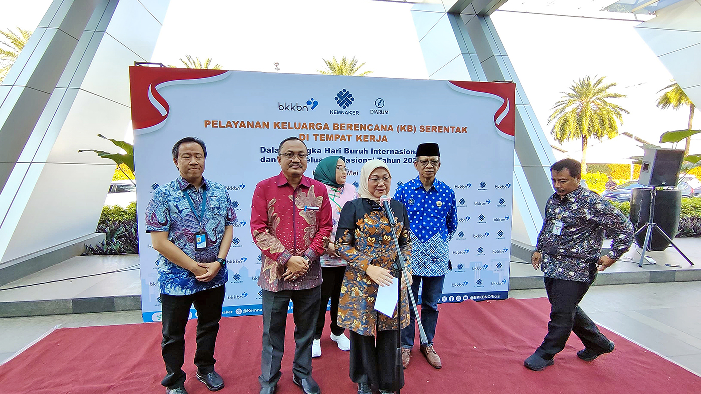PRODUKTIVITAS PEKERJA: Menaker Ida Fauziah (Tengah) meresmikan KB serentak di tempat kerja yang berlokasi di Djarum Oasis kemarin. (GALIH ERLAMBANG W/ RADAR KUDUS)