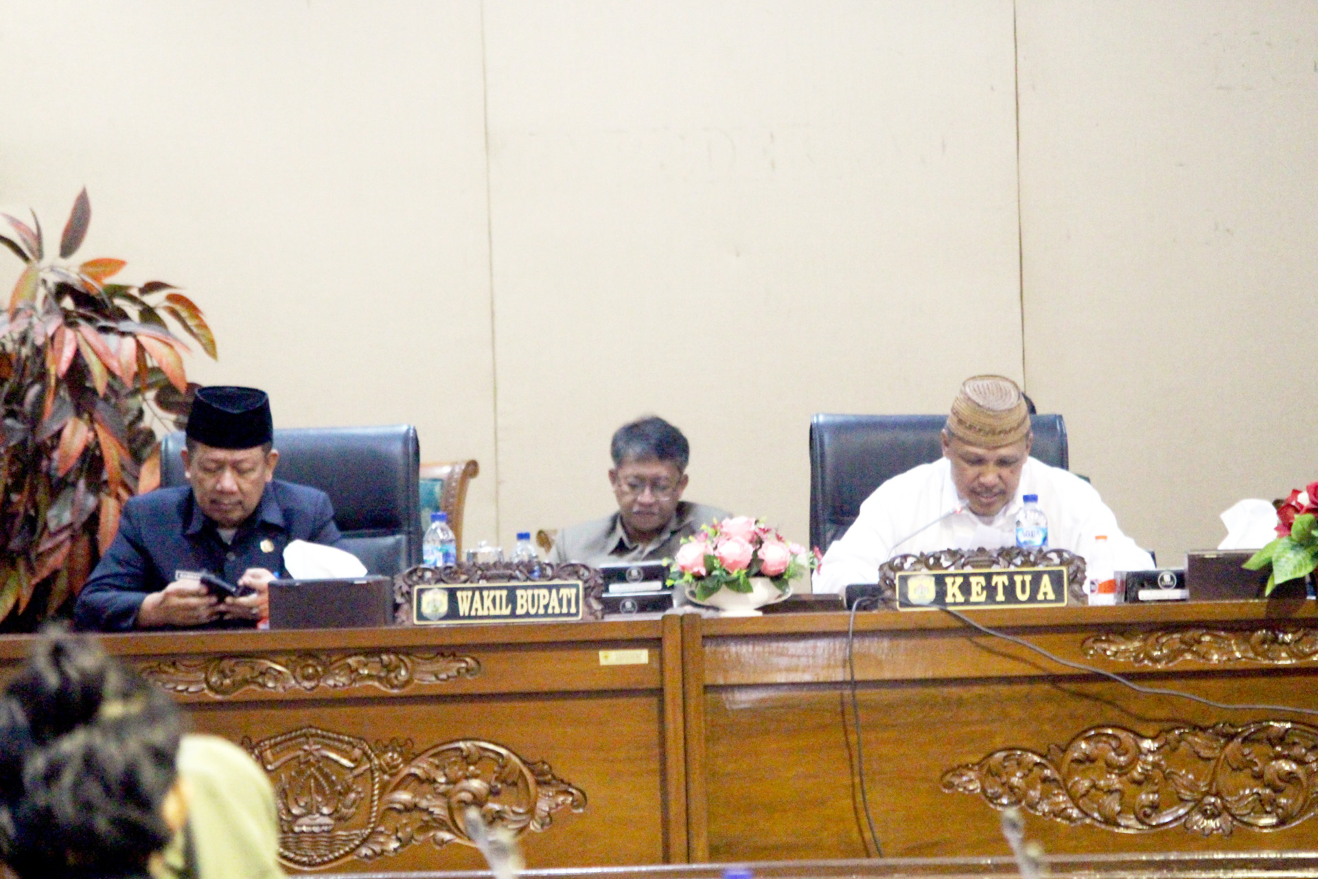 PIMPIN SIDANG: Wakil Ketua DPRD Grobogan HM Nurwibowo memimpin rapat paripurna pengambilan keputusan atas Raperda tentang Perusahaan Umum Daerah Purwa Aksara kemarin. SIROJUL (MUNIR/RADAR KUDUS)