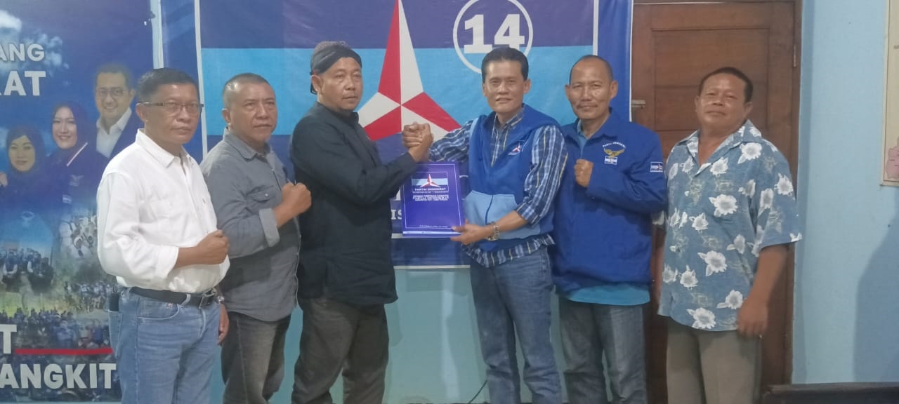 NYABUP: Politisi kawakan Wartoyo meramaikan bursa calon bupati kemarin mendaftar ke Partai Gerindra dan Partai Demorkat. (ACHMAD ULIL&nbsp; ALBAB/RADAR KUDUS)