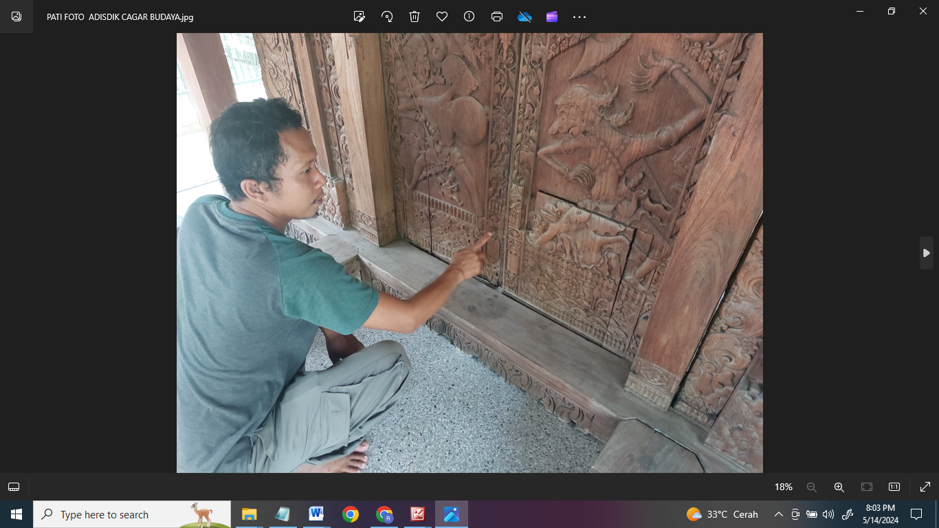 DILIHATKAN: Penjaga Gerbang Majapahit Zaki Arkoni menunjukkan ciri khas motif Kerajaan Majapahit di Desa Muktiharjo belum lama ini. (ANDRE FAIDHIL FALAH/RADAR KUDUS)