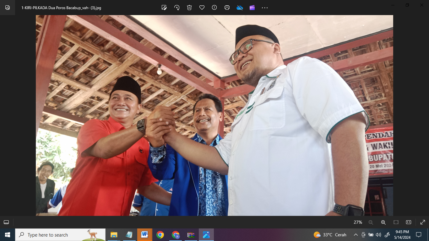 AKRAB: Kandidat Bacabup Rembang Muhammad Hanies Cholil Barro (kanan) dan Harno (tengah) bertemu saat . (VACHRI RINALDY L/RADAR KUDUS)