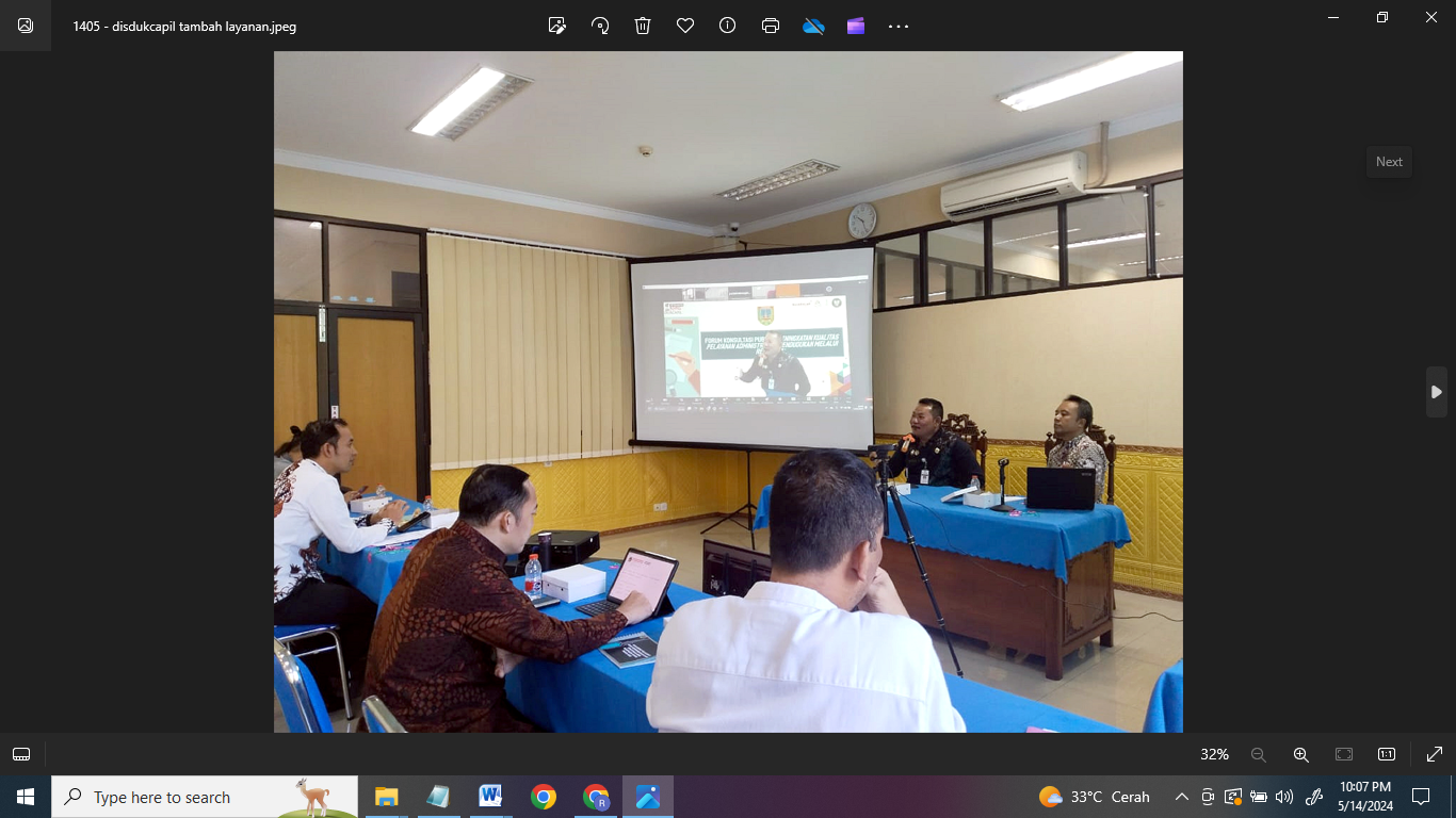 KEJAR TARGET: Kepala Disdukcapil bersama dengan stakeholder dan organisasi masyarakat mengikuti forum konsultasi publik untuk meningkatkan kualitas layanan kemarin.  (SEKARWATI / RADAR KUDUS)