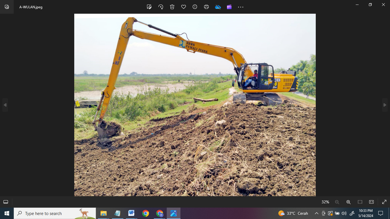 KERJA KERAS: Eskavator mengerjakan peninggian sisi kanan tanggul Sungai Wulan di Desa Medini, Kecamatan Undaan, Kudus kemarin. (SEKARWATI / RADAR KUDUS)