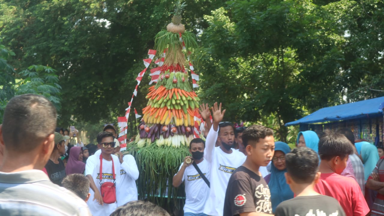 ANTUSIAS: Susasana sedekah bumi di Dukuh Mojosemi, Desa Mojoagung, Trangkil, kemarin. (NUR KHOLIS UNTUK RADAR KUDUS)   &nbsp;