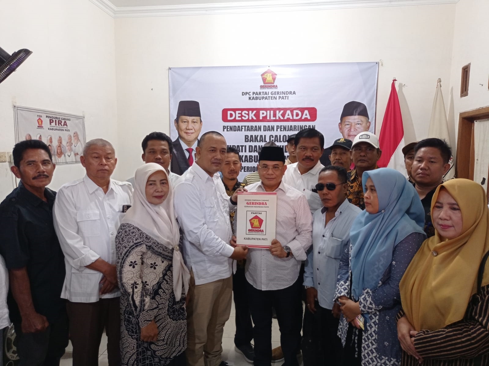KANDIDAT KUAT: Sudewo saat mendaftar sebagai calon Bupati Pati di kantor DPC Partai Gerindra Kabupaten Pati pagi kemarin. (ACHMAD ULIL ALBAB/RADAR KUDUS)