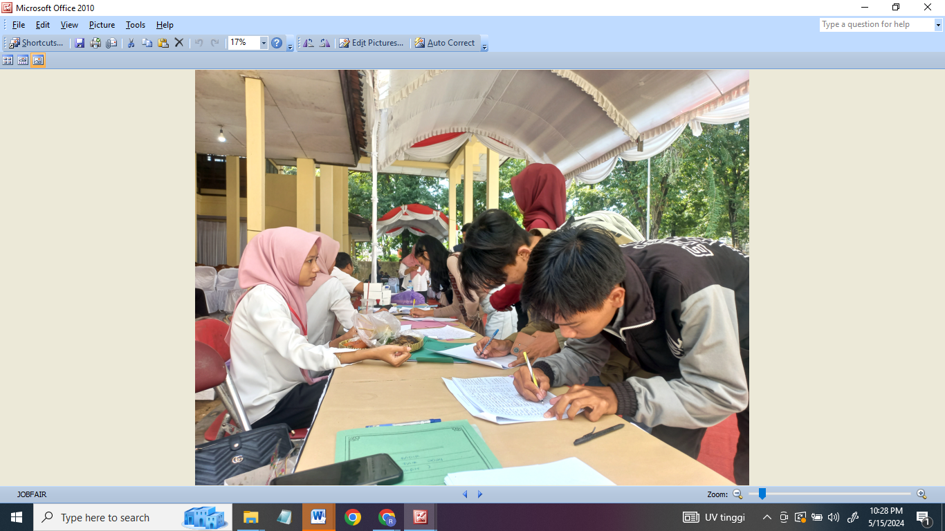 KUNJUNGI: Para pencari kerja datangi Grobogan Job Fair 2024 di Gedung Wisuda Budaya kemarin. (FIKRI THOHARUDIN/RADAR KUDUS)