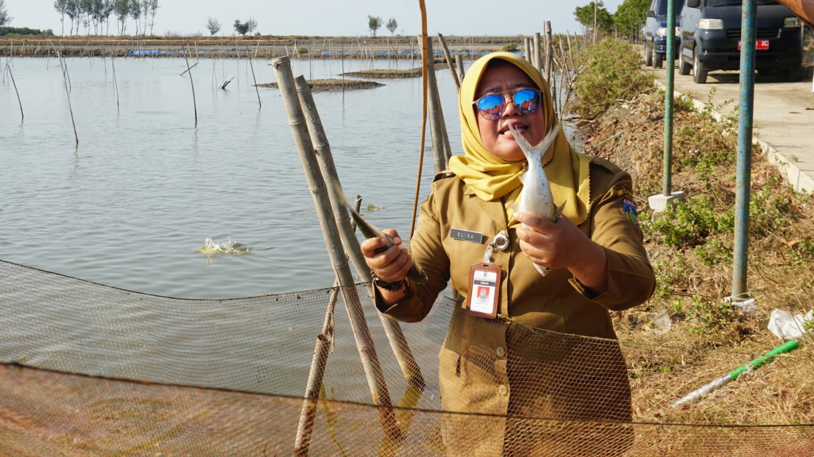 MANTAB: Kepala Dinas Perikanan Jepara Farikhah Elisa menunjukkan hasil panen bandeng lokal Jepara. (PEMKAB JEPARA UNTUK RADAR KUDUS)