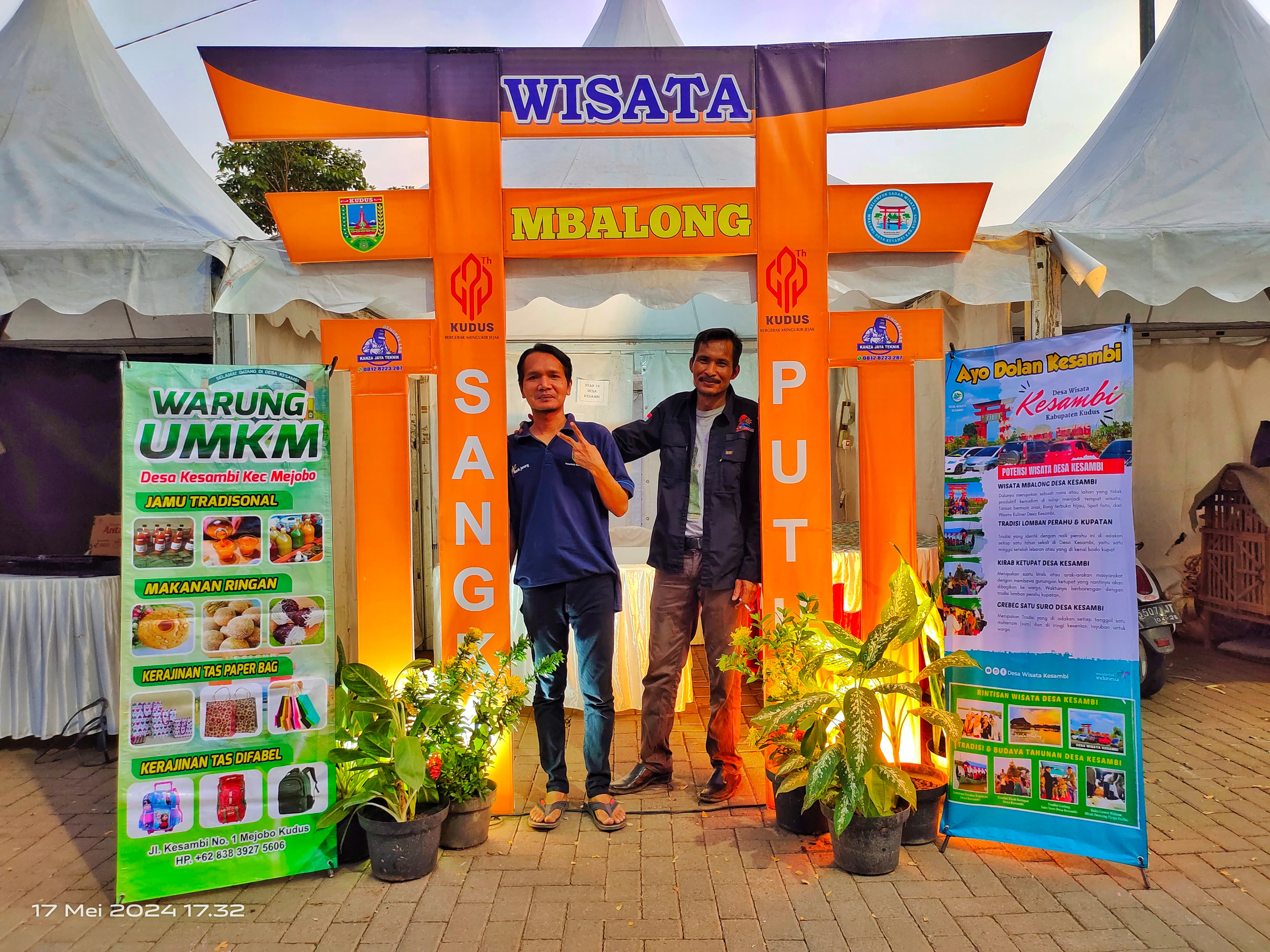 IKUT SERTA: Stand di desain sesuai ciri khas wisata yaitu Gapura  Sangkal Putung Wisata Mbalong dalam Jambore Pokdarwis Jawa Tengah, di Balai Jagong, Kudus. (DOK. POKDARWIS UNTUK RADAR PATI)