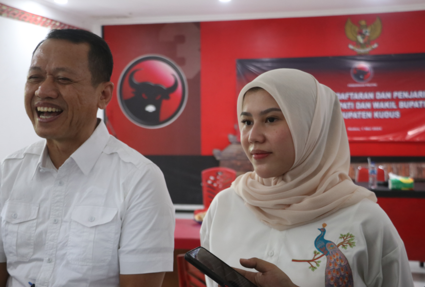 MAJU SEPAKET: Sam&rsquo;ani-Bellinda menyerahkan berkas pendaftaran Cabup dan Cawabup ke PDIP kemarin. (DONNY STEYAWAN/ RADAR KUDUS)
