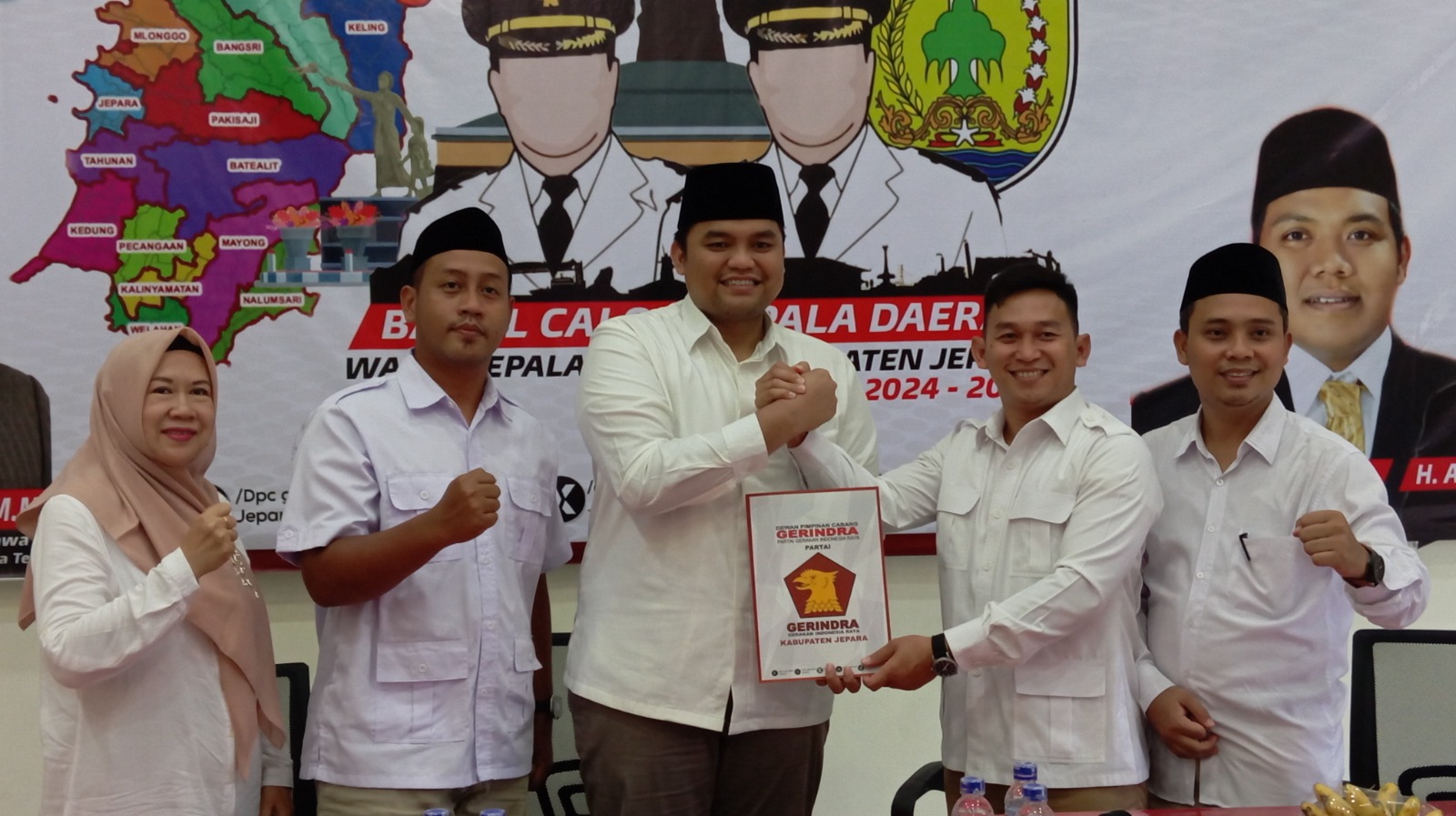 MERAPAT: Gus Hajar menyerahkan formulir pendaftaran bakal calon wakil bupati ke Partai Gerindra, Jumat (17/5). (M. KHOIRUL ANWAR/RADAR KUDUS)