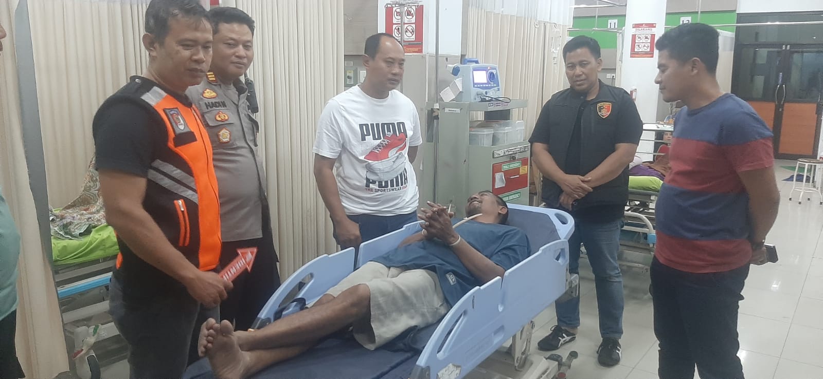 MASIH SENYUM: Polisi mengamankan S, pelaku pembacokan istri dan anaknya sendiri pada Sabtu malam (18/5). (POLSEK KALIWUNGU UNTUK RADAR KUDUS)