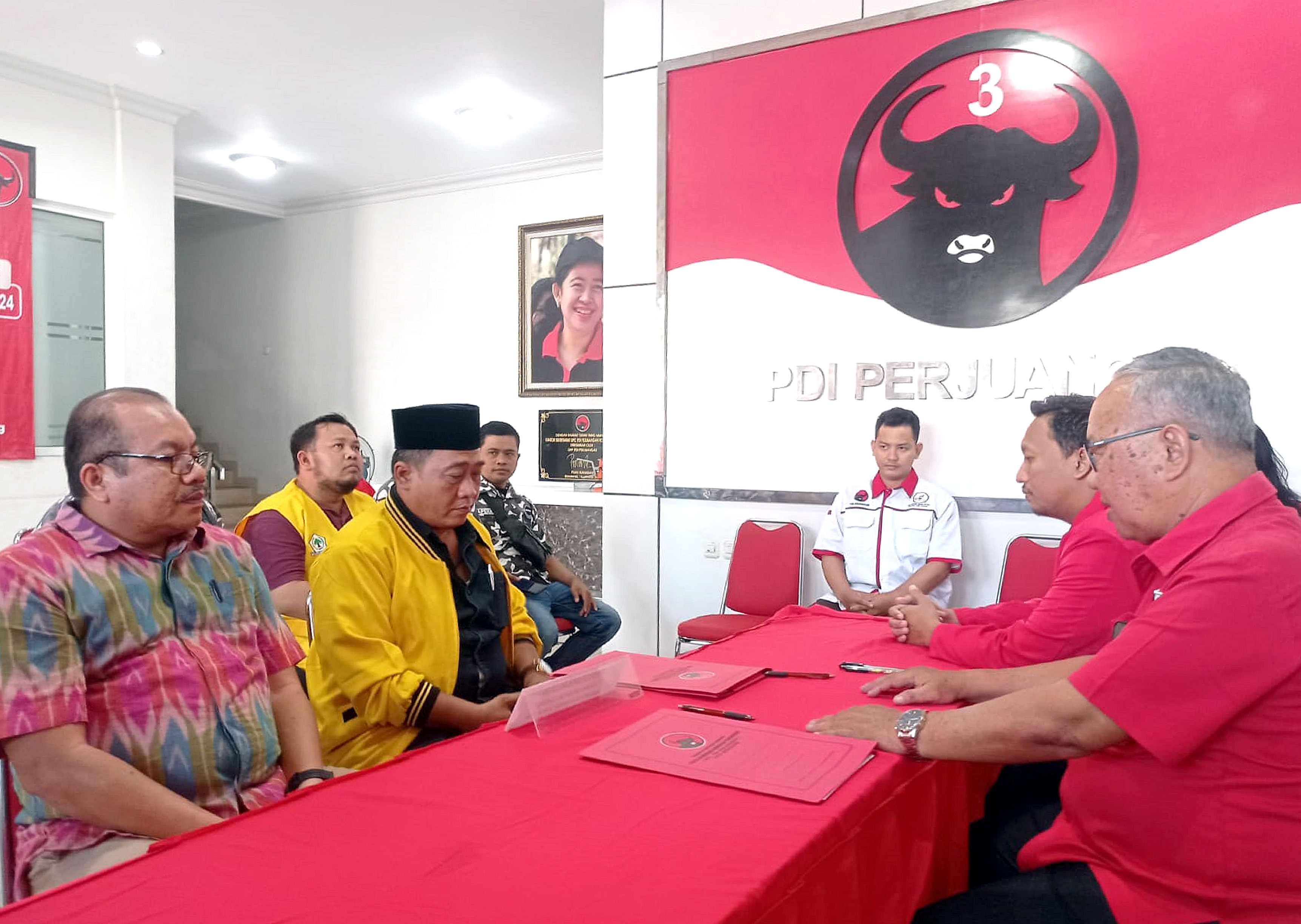 SERAHKAN BERKAS: Politikus Partai Golkar Anang Budi Utomo kembalikan berkas pendaftaran bacawawali di Kantor DPC PDI Perjuangan Jumat (17/5). (ADENNYAR WYCAKSONO/JAWA POS RADAR SEMARANG)  &nbsp;
