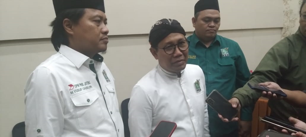 Gus Yusuf (kiri).