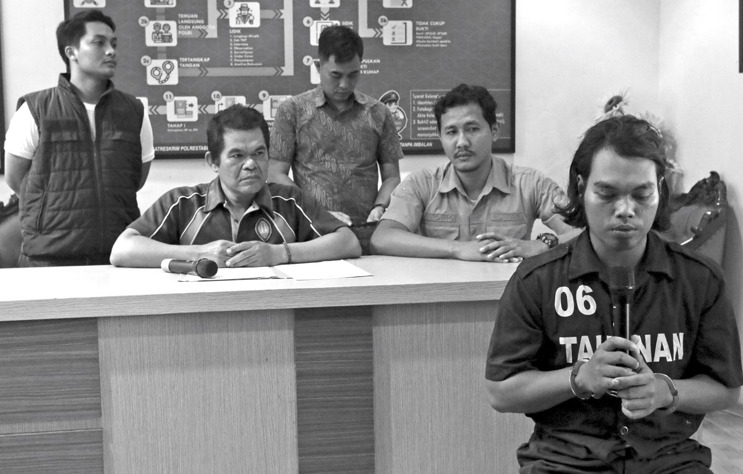 KDRT: Tersangka Tri Mulyo yang menganiaya istrinya hingga patah tulang rahang saat dihadirkan dalam konferensi pers di Mapolrestabes Semarang Jumat (17/5). (NURCHAMIM/JAWA POS RADAR SEMARANG)  &nbsp;