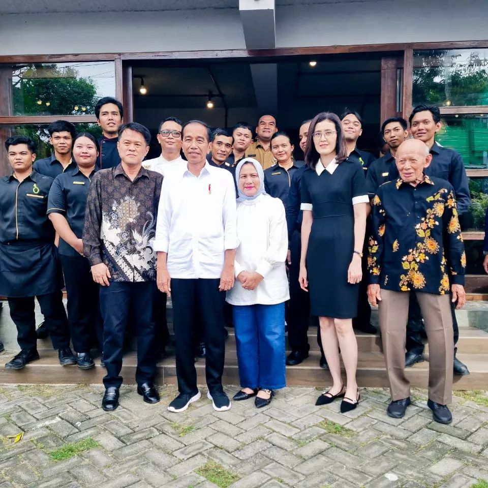 BANGGA: Staf Restoran Olive berfoto bersama Presiden Joko Widodo saat berkunjung ke Blora. (EKO SANTOSO/RADAR KUDUS)
