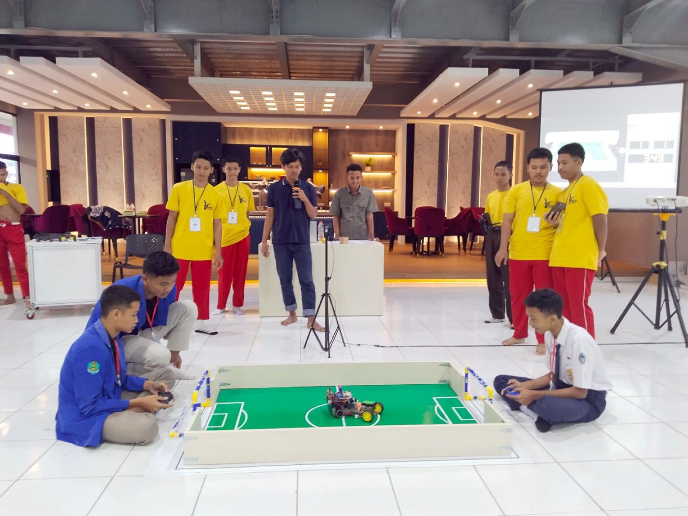 LOMBA: Pelajar SMP se-Jawa Tengah bertarung mendapatkan juara robotik di event Wiskar Festival 2024 kemarin. (SEKARWATI / RADAR KUDUS)