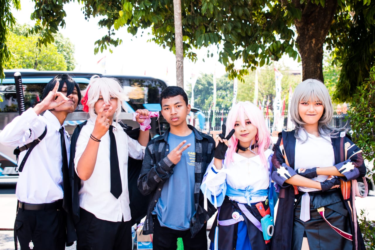 MIRIP: Cosplayer yang tergabung dalam anggota Kudus Japanese Community mengenakan kostum tokoh anime yang mereka sukai. (KUDUS JAPANESE COMMUNITY UNTUK RADAR KUDUS)