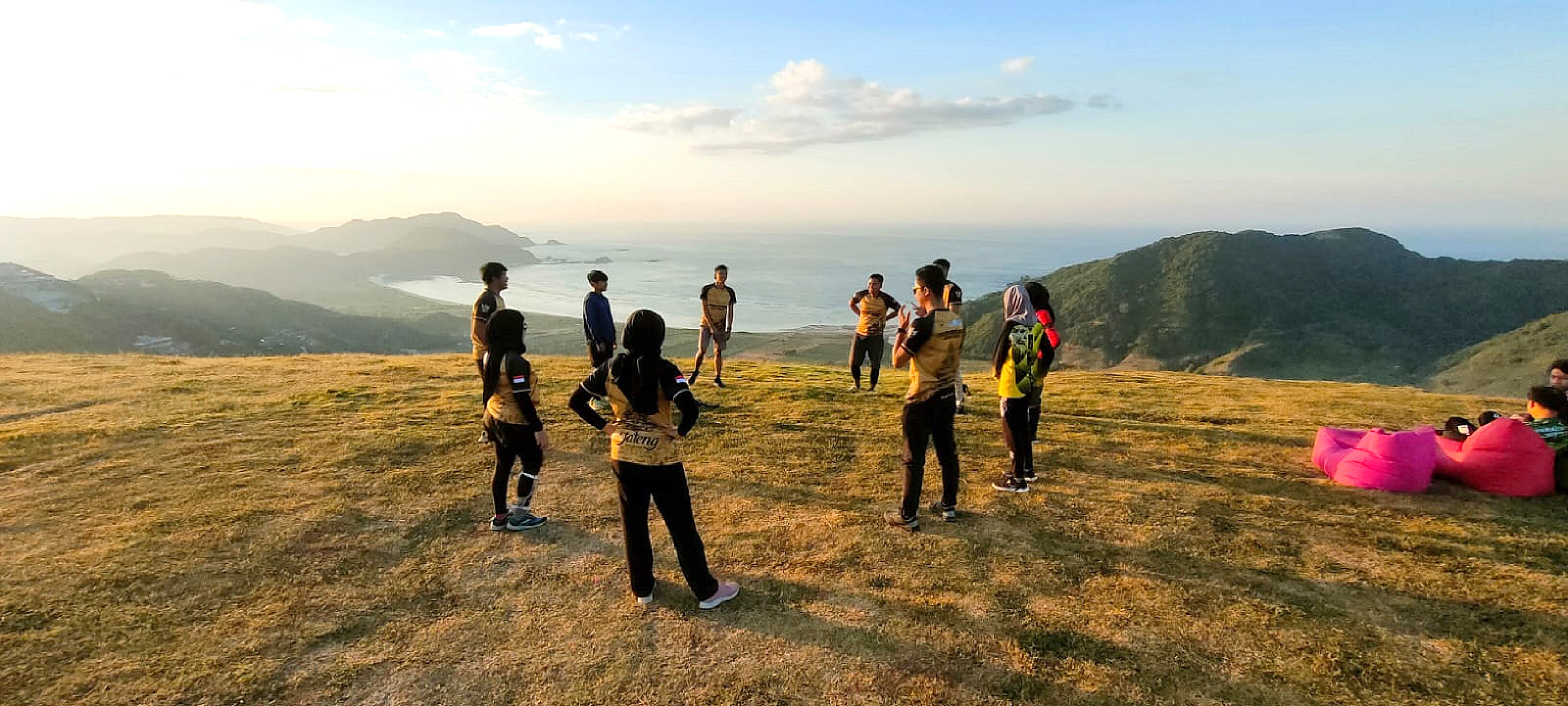JAGA STAMINA: Tim Paralayang Grobogan berlatihan fisik di Sky Lancing Lombok, Nusa Tenggara Barat (NTB) belum lama ini. (DOKUMENTASI UNTUK RADAR KUDUS)