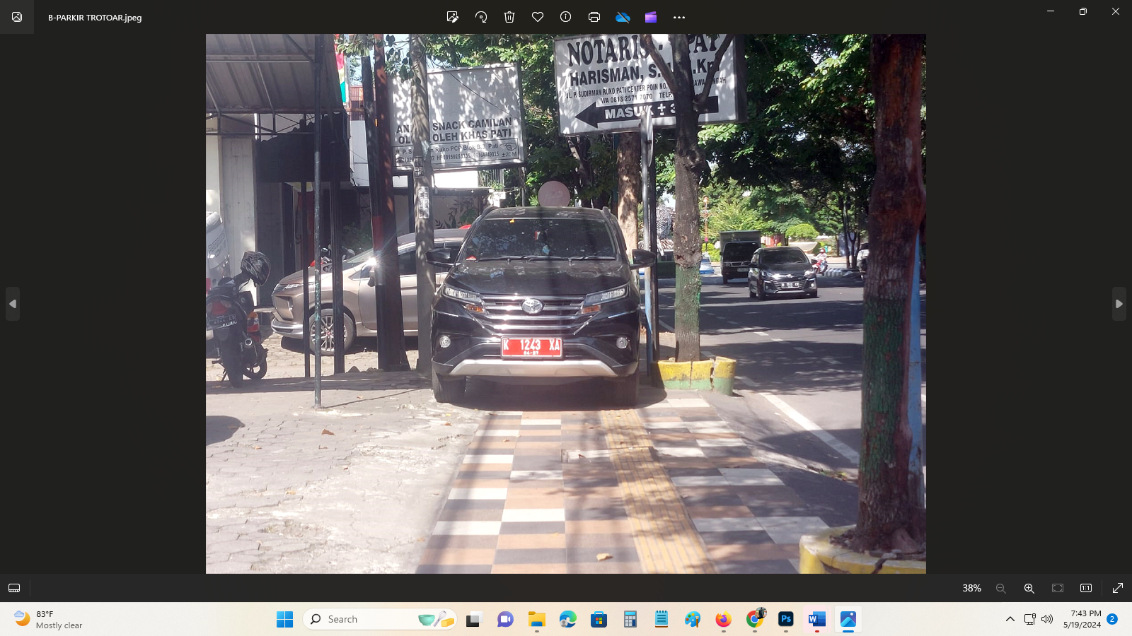 MANDEK: Kendaraan pelat merah parkir di trotoar Jalan Jenderal Sudirman belum lama ini. (ANDRE FAIDHIL FALAH/RADAR KUDUS)