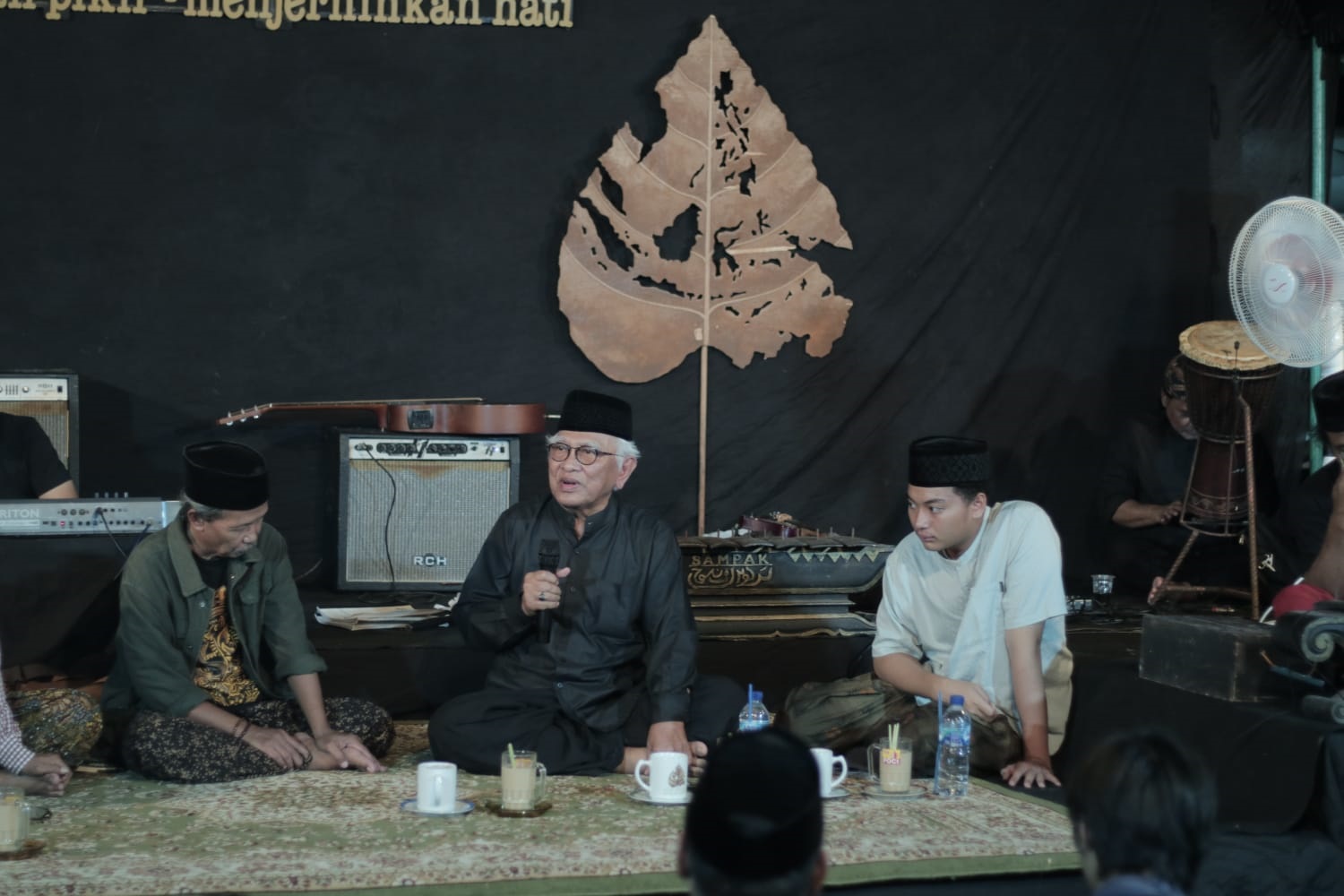 OBATI RINDU : Gus Mus menjadi pembicara dalam Suluk Maleman, Sabtu (18/5) malam lalu. (SULUK MALEMAN UNTUK RADAR KUDUS)