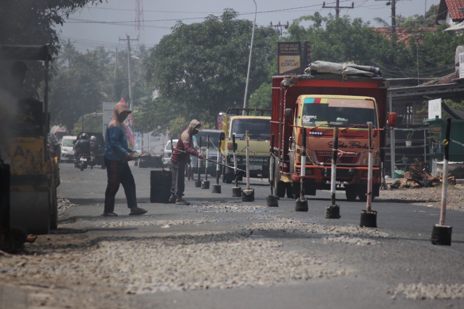 DANA MINIM: Pekerja memperbaiki ruas jalan provinsi di wilayah Mlonggo belum lama ini. (MOH. NUR SYAHRI MUHARROM/RADAR KUDUS)