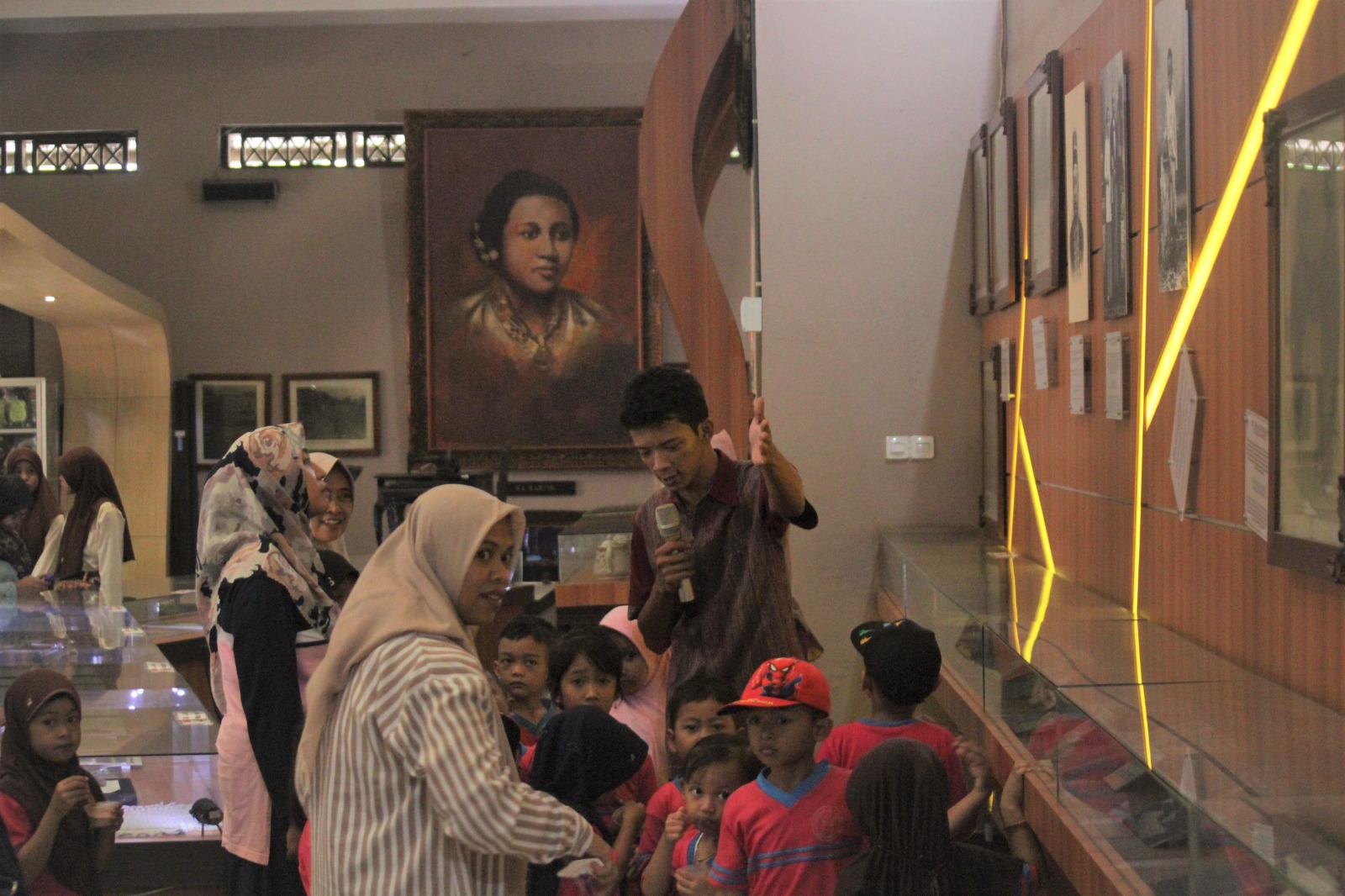TERBATAS: Pengunjung mengamati beragam koleksi yang terpajang di Museum RA Kartini Jepara. (MOH. NUR SYAHRI MUHARROM/RADAR KUDUS)