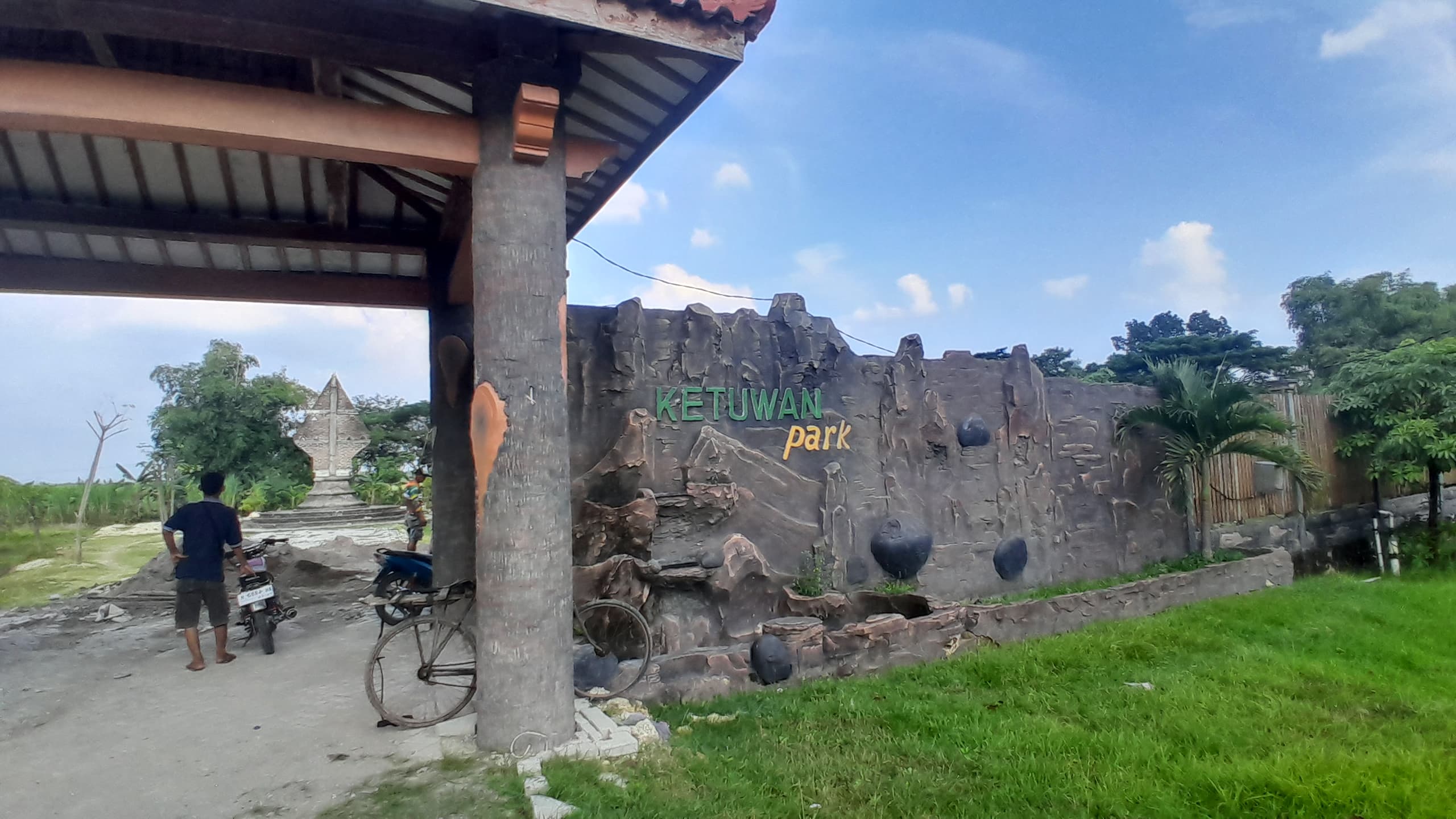 MANGKRAK: Proyek pembangunan wisata di Desa Ketuwan yang dianggarkan dari Dana Desa. (EKO SANTOSO/RADAR KUDUS )