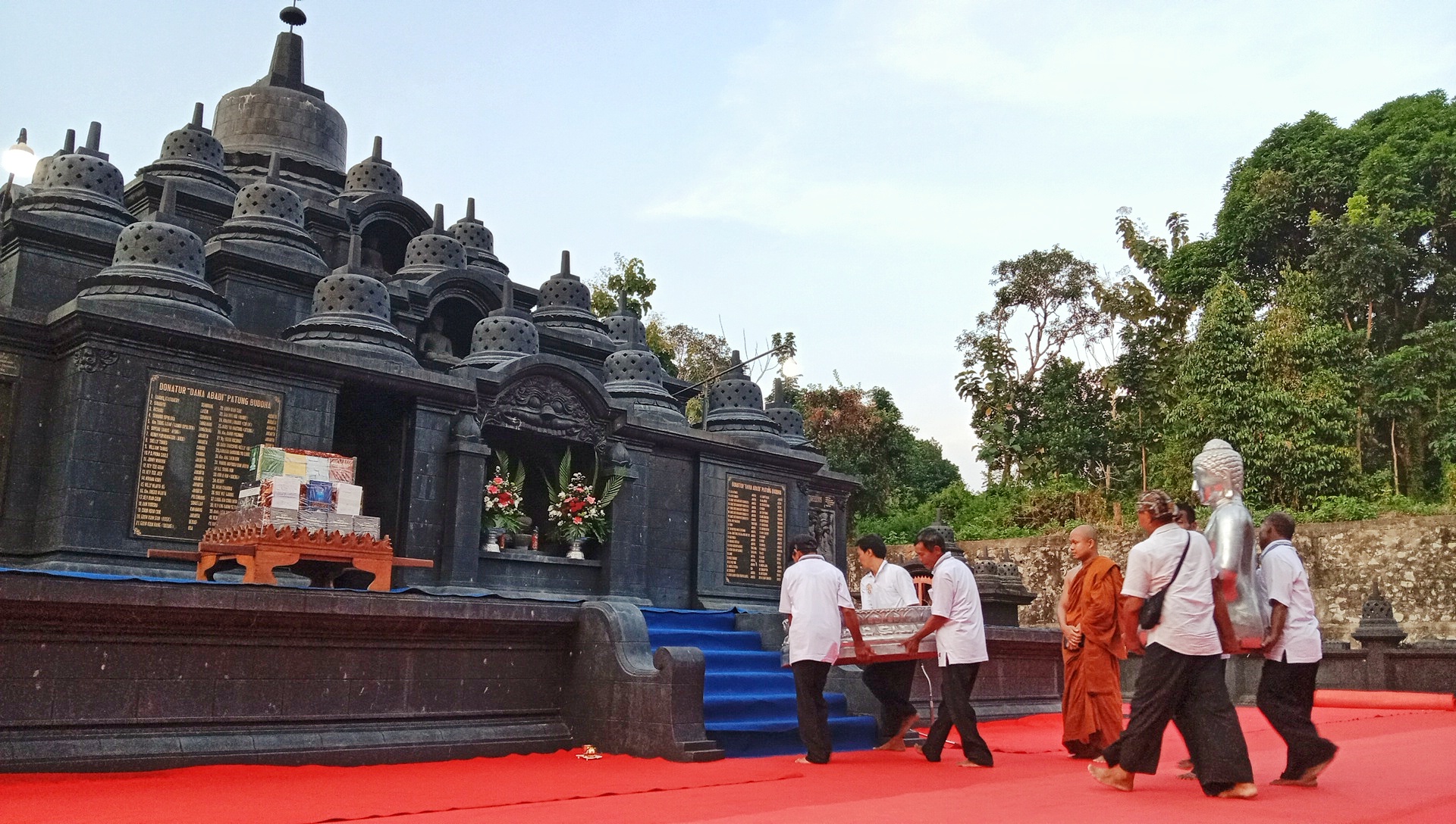 KHIDMAT: Umat Buddha Dharma Indonesia lakukan sembahyang di Vihara Vimalakirti Dusun Katong, Desa Katong, Grobogan, kemarin. (DOKUMENTASI UNTUK RADAR KUDUS)