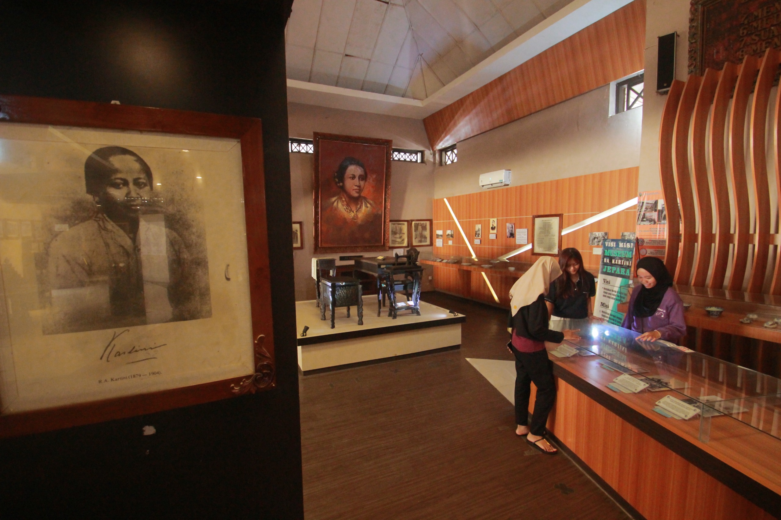 SEJARAH: Beberapa pengunjung mengamati koleksi peninggalan RA Kartini yang dipajang di Museum RA Kartini Jepara. (MOH. NUR SYAHRI MUHARROM/RADAR KUDUS)
