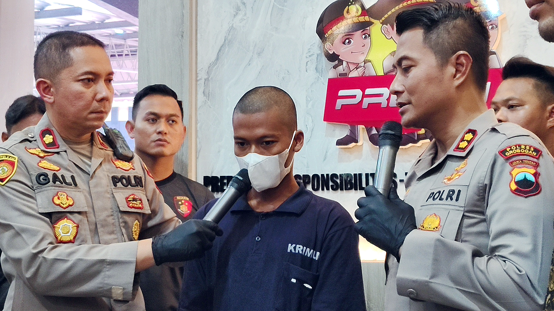 PELAKU MASIH PENGEJARAN: Pembacokan kepada warga yang sedang nongkrong di Jalan R Soeprapto Purwodadi, Grobogan, terekam CCTV. (SCRENSHOT VIDEO CCTV UNTUK RADA PATI)  &nbsp;