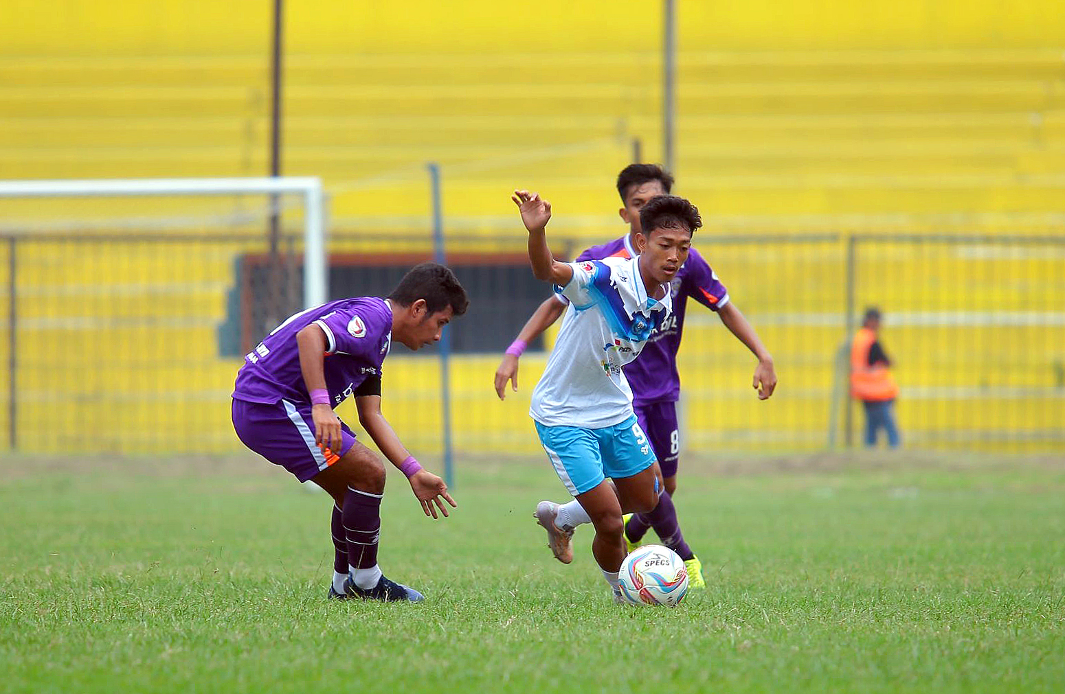 SANTAI DI LAGA TERAKHIR: Pertandingan Persiku kontra PSGC Ciamis di Stadion Mini Cibinong, Bogor, yang berakhir dengan 3-0 pada Kamis (23/5) lalu. (PERSIKU KUDUS UNTUK RADAR KUDUS)  &nbsp;
