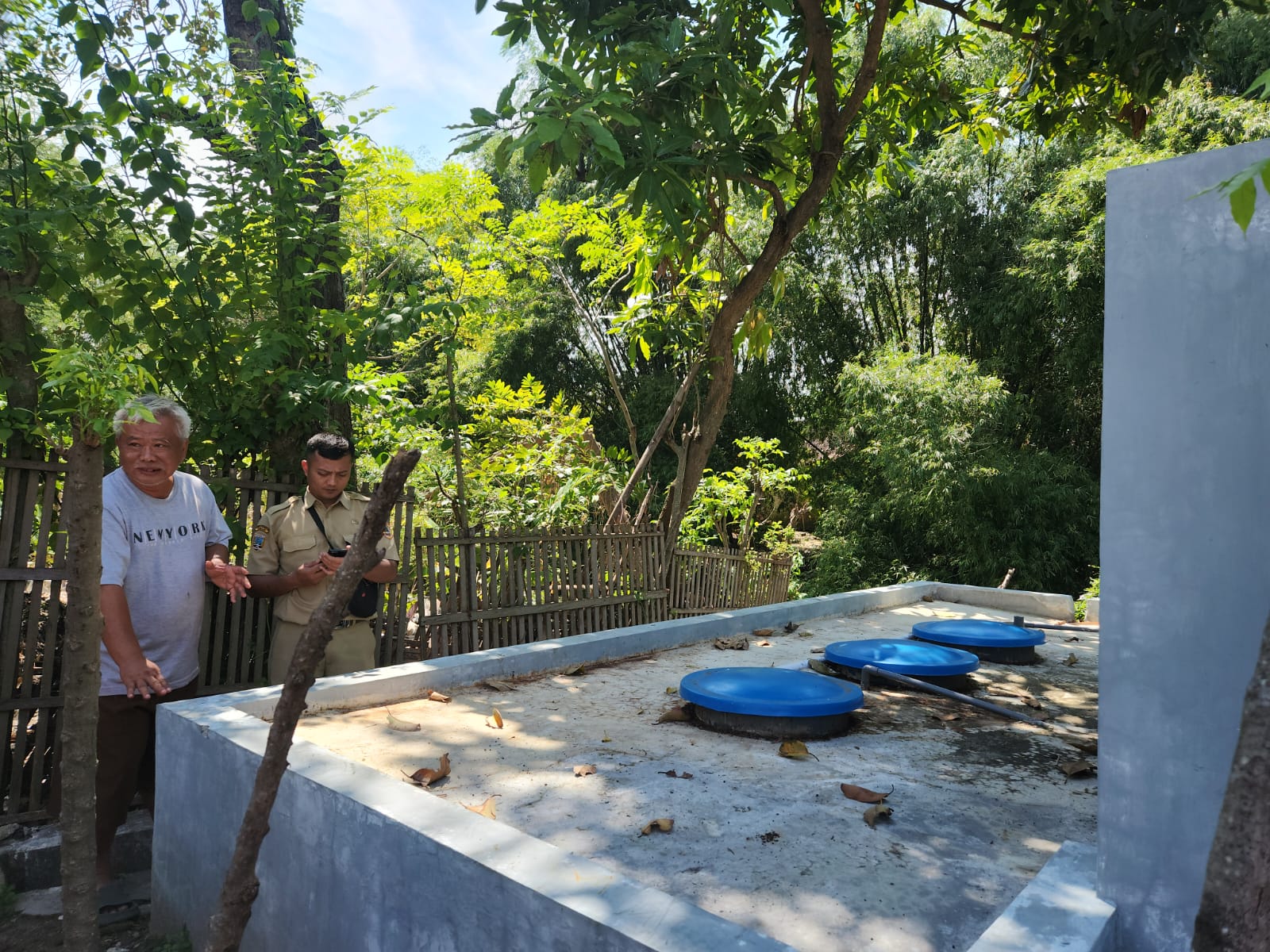 CEK SARPRAS: Tim DLH Rembang dan seorang pengusaha batik mengecek kondisi IPAL di Lasem belum lama ini. (DLH RBG UNTUK RADAR KUDUS)   &nbsp;