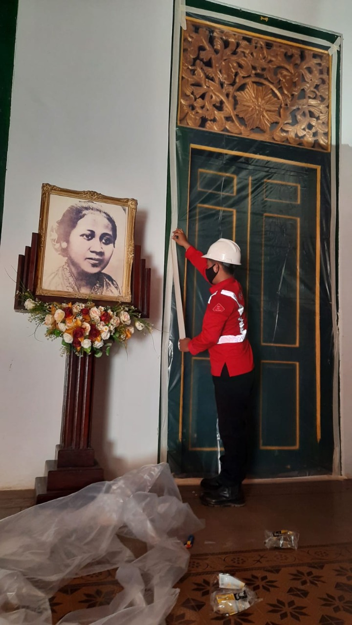 PERAWATAN: Tim fumigasi melakukukan penyemprotan di museum RA Kartini Rembang. (WISNU AJI/RADAR KUDUS)