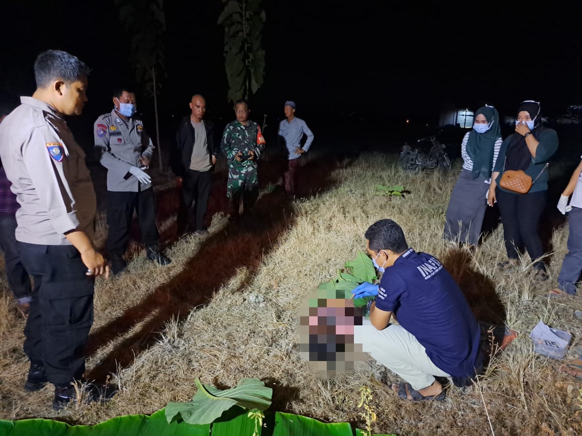 IDENTIFIKASI : Anggota Polsek Penawangan AKP Darmono melakukan olah TKP di Desa/Kecamatan Penawangan, Kamis sore (23/5) . (SIROJUL MUNIR/RADAR KUDUS)