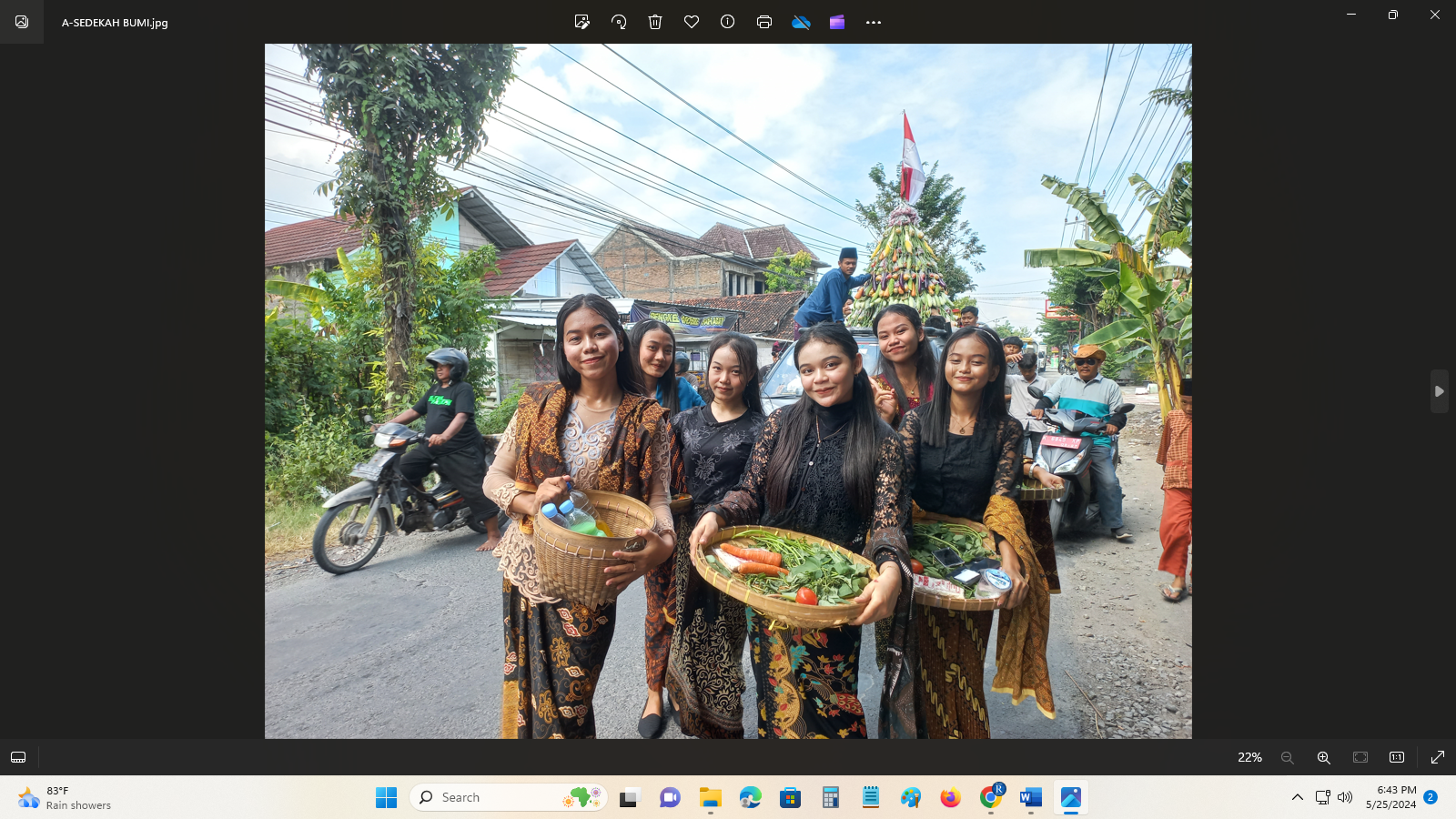 GAYENG: Warga Kelurahan Kalongan, Kecamatan Purwodadi meramaikan acara sedekah bumi kemarin. (FIKRI THOHARUDIN/RADAR KUDUS)