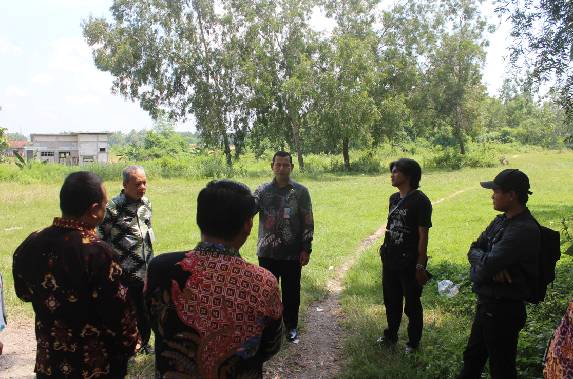 CEK LOKASI: Kepala BNNP Jateng dan Tim BPPKAD Blora pantau lokasi pembangunan kantor BNNK Blora di Lapangan Golf Blora. (ARIF FAKHRIAN KHALIM/RADAR KUDUS)