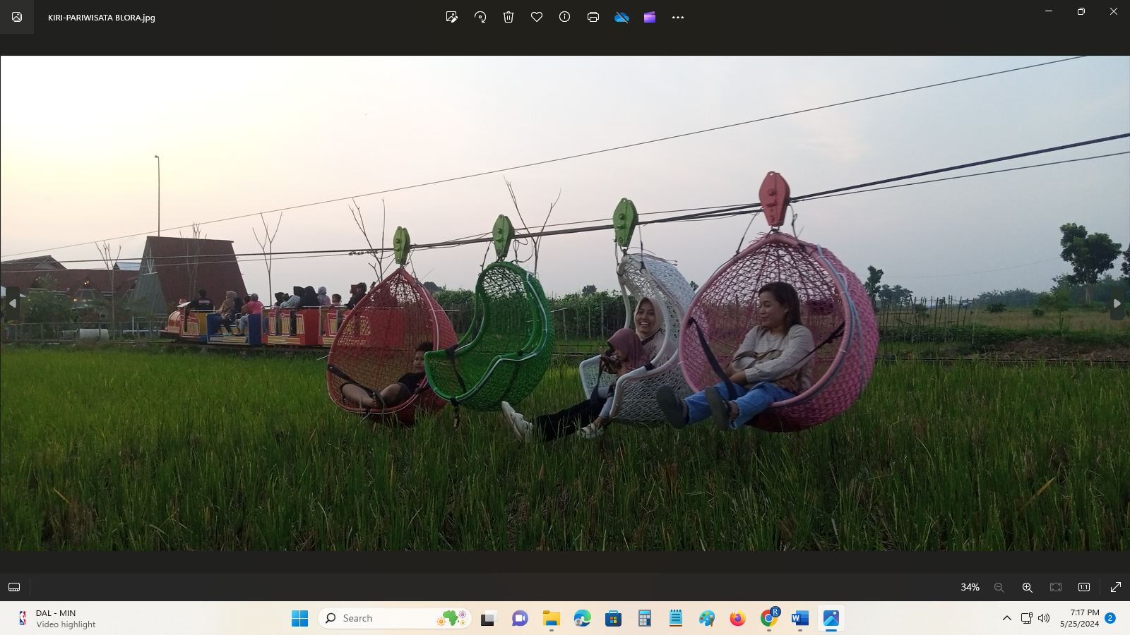 ASYIK: Warga asyik menikmati kerajang sultan yang menjadi koleksi baru Noyo Gimbal View. (EKO SANTOSO/RADAR KUDUS)