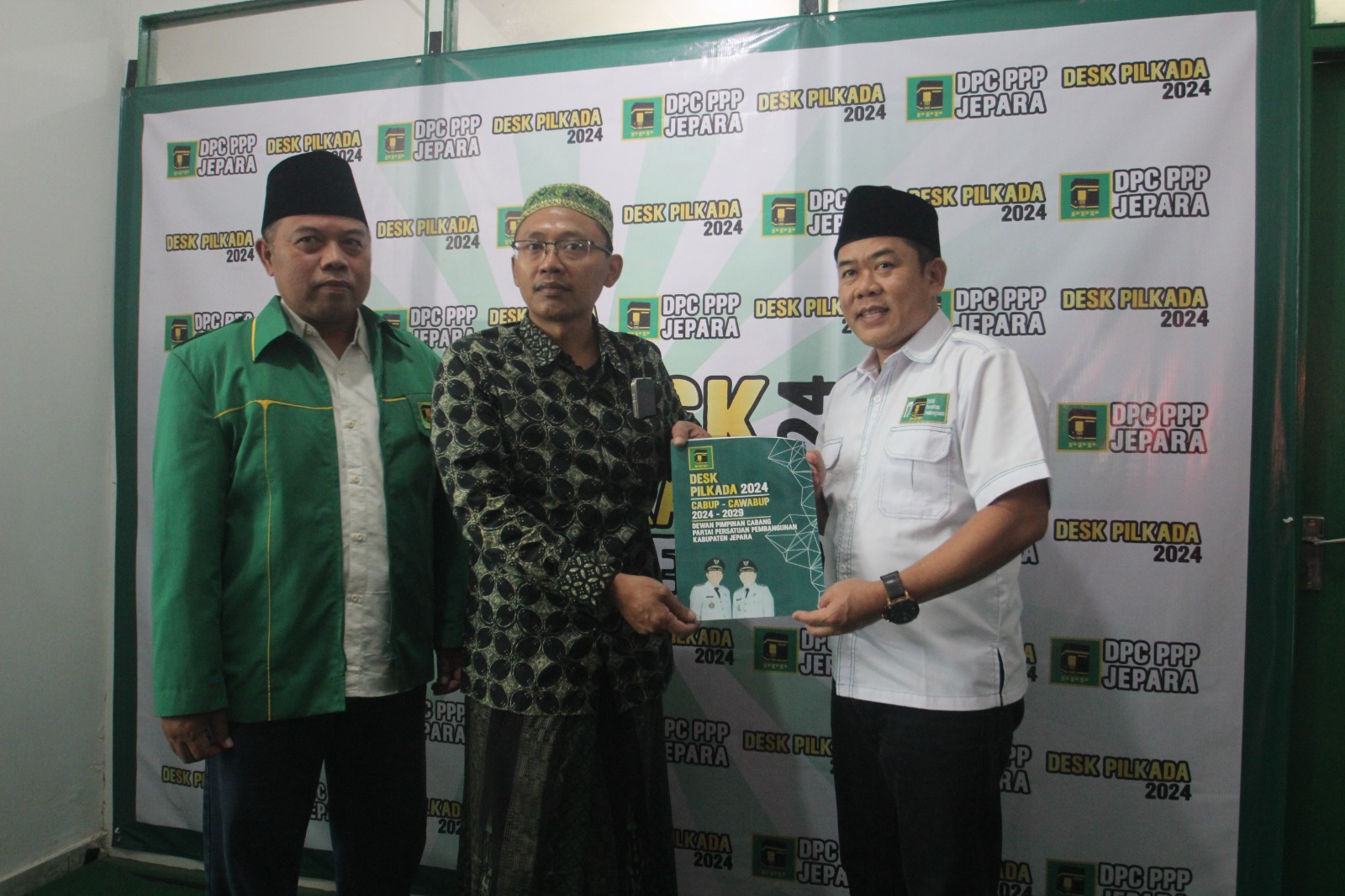 HARI TERAKHIR: Ketua Santri Gayeng Nusantara Jepara Fatkhurrohman meramaikan penjaringan bupati dan wakil bupati yang dibuka PPP. (MOH. NUR SYAHRI MUHARROM/RADAR KUDUS)