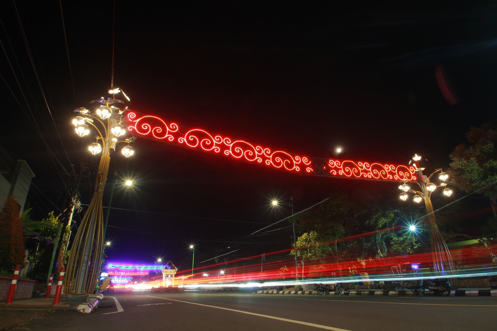 PENYUMBANG TERTINGGI: Suasana kelap-kelip LPJU di Jalan Kartini Jepara belum lama ini, PPJU jadi salah satu penyumbang pendapatan tertinggi. (MOH. NUR SYAHRI MUHARROM/RADAR KUDUS)